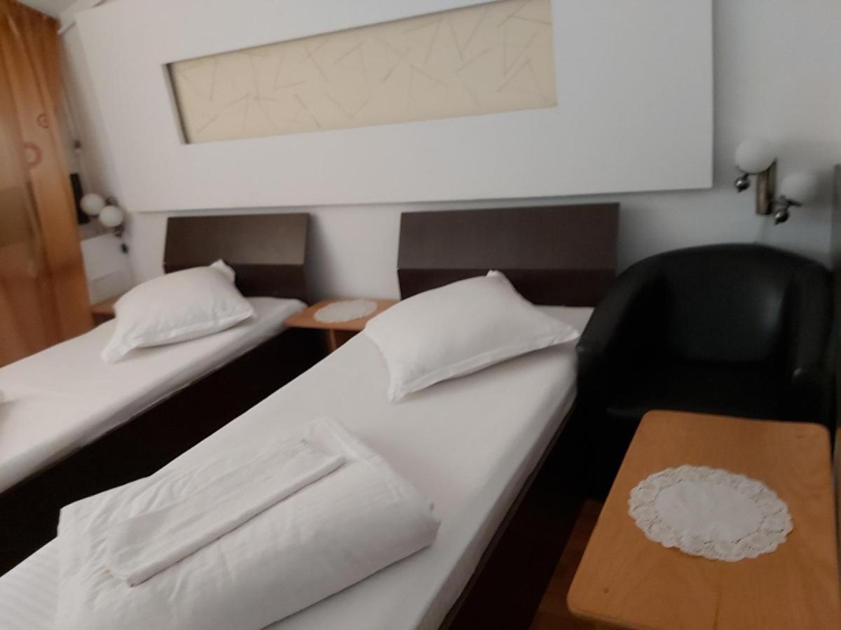 Hotel Turist Resita Eksteriør bilde